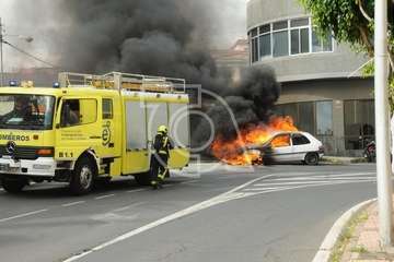 Arde un coche en la calle Poeta Pablo Neruda de Los Llanos de Telde/Eugenio Artiles y TA.